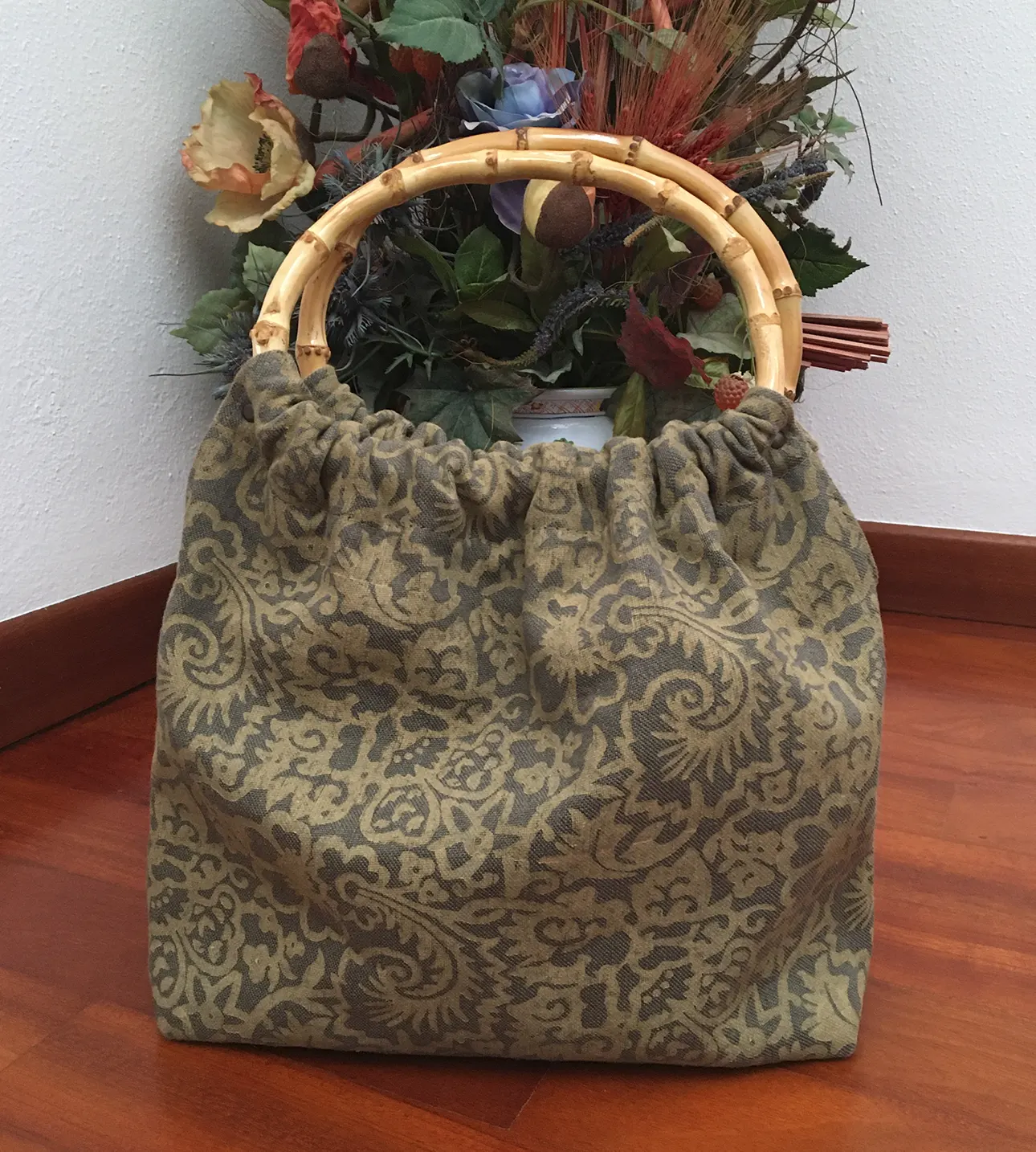 Bottega-Visini-borsa-floreale-manici-bambu-1