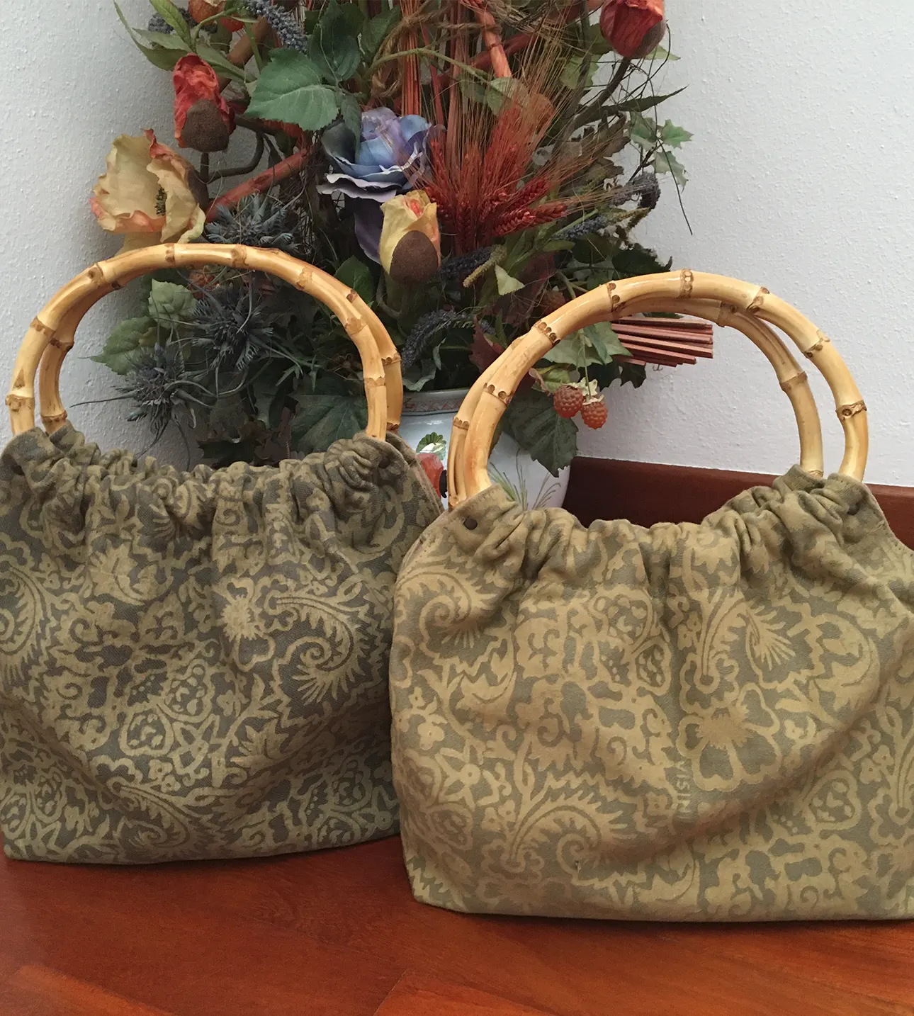 Bottega-Visini-borsa-floreale-manici-bambu-2